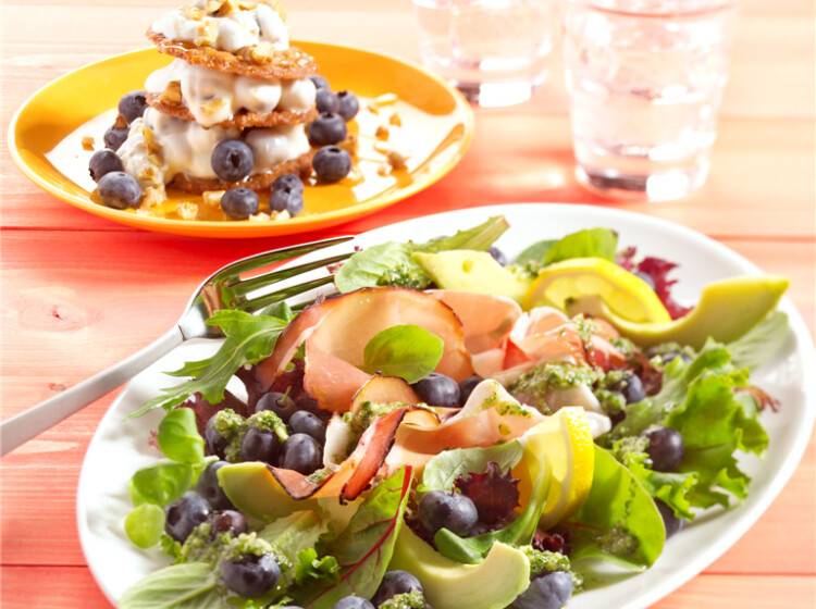 Rauwe hamsalade met blauwe bessen en notenpesto